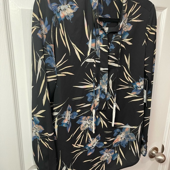 Guess Marciano Lunar Bloom floral Blouse - XS - NWT - Picture 9 of 13